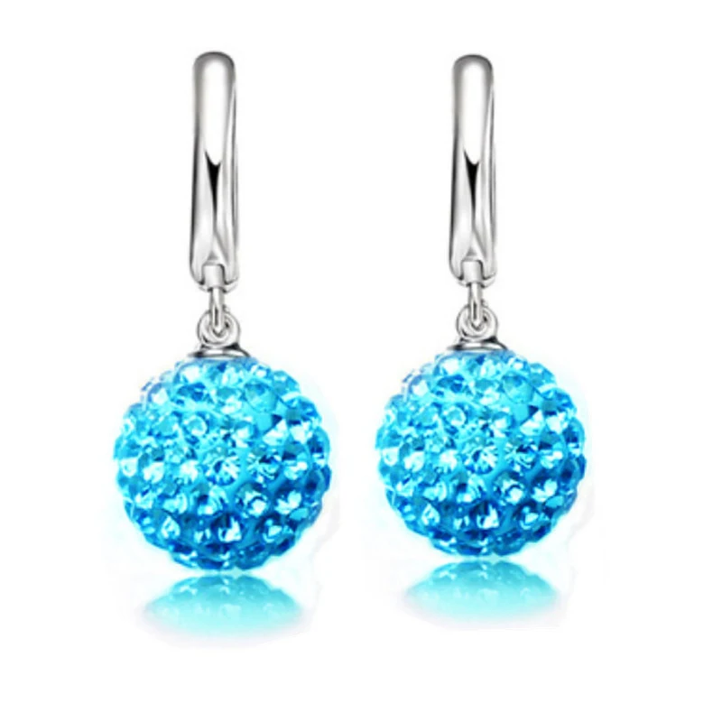 Boucles d'oreilles longues à pompons en diamant pour femmes. Simples et élégantes. Boucles d'oreilles boule diamant complet pour un look raffiné.