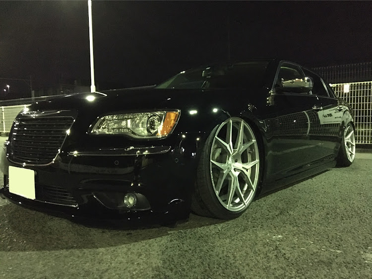 300のエアサス・イデアル・chrysler 300・夜の洗車に関するカスタム事例の投稿画像2枚目