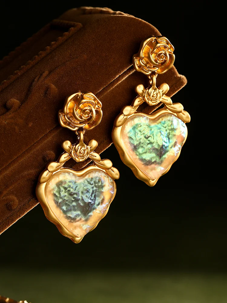 Title 4, Matte gouden retro oorbellen met zilveren Love ...