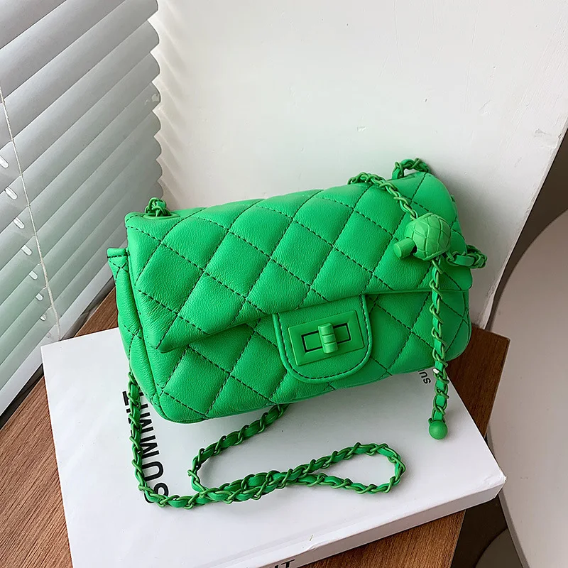 Sac bandoulière simple pour femme, motif losange et chaîne à la main. Un accessoire pratique et élégant pour transporter l'essentiel.