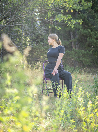 yoga-sur-chaise-adapte-mouvement-sante-guillestre