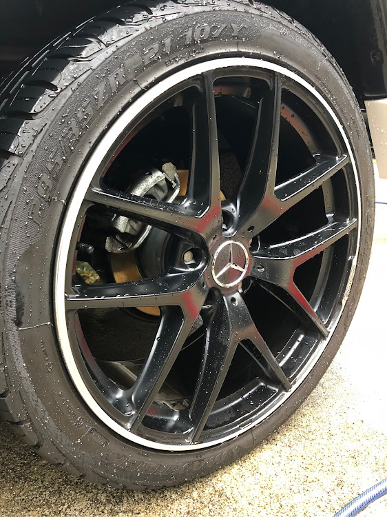 Gクラスのフェラーリカルフォルニア・メルセデスベンツGクラス・手洗い洗車・愛情たっぷりに関するカスタム事例の投稿画像3枚目