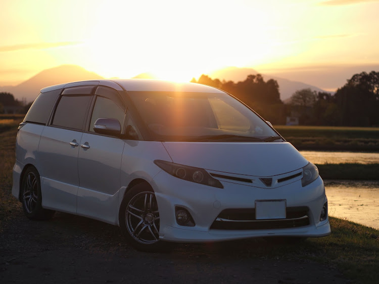 エスティマの写真が上手くなりたい・夕日と愛車・農道撮影・夕焼けと愛車・いつもの場所に関するカスタム事例の投稿画像2枚目