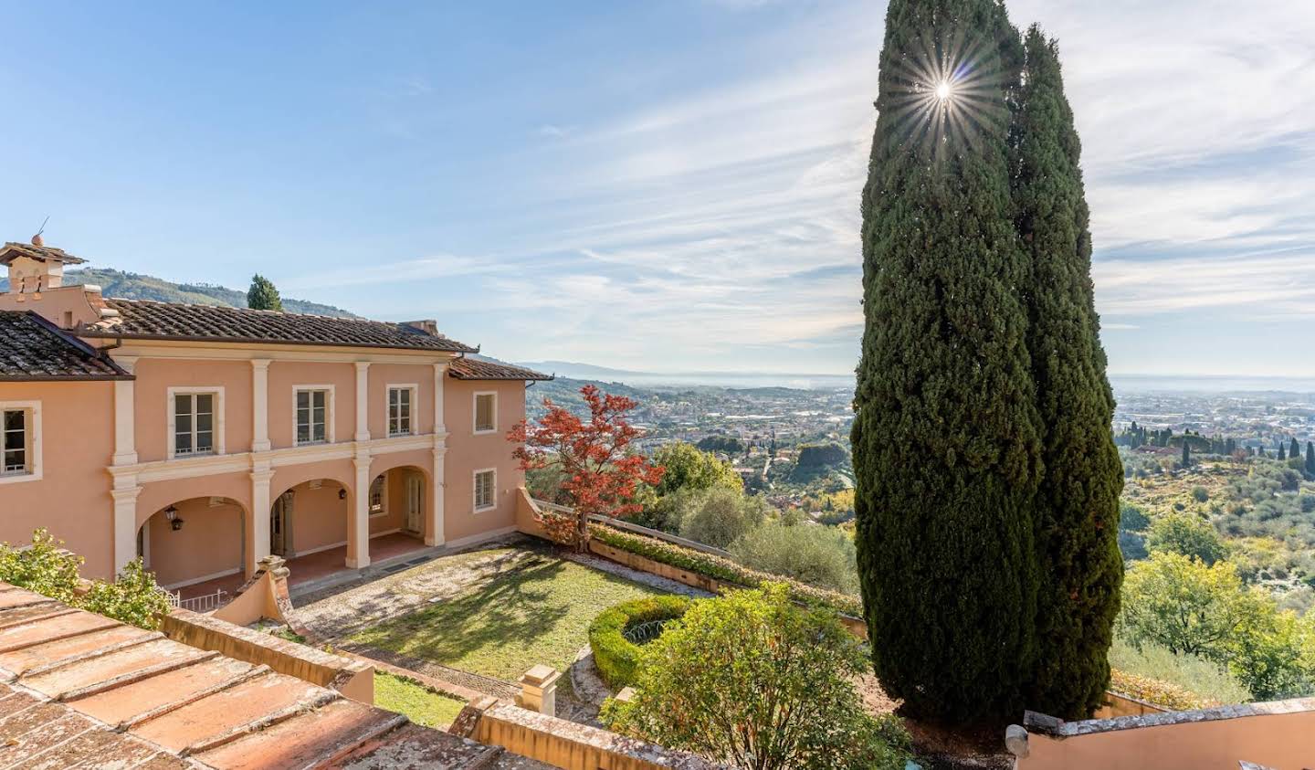 Villa with garden and terrace Pescia