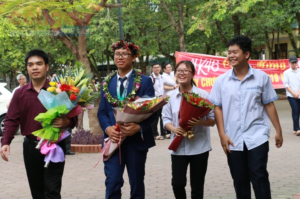 Các học sinh Trường THPT chuyên Phan Bội Châu chào đón thầy Hồ Sỹ Hùng và học sinh            của mình trở về sau kỳ thi Olympic Toán học Quốc tế tổ chức tại Vương quốc Anh năm 2019 