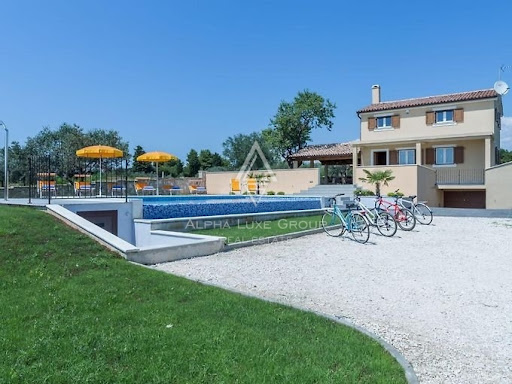 House with pool and terrace 4