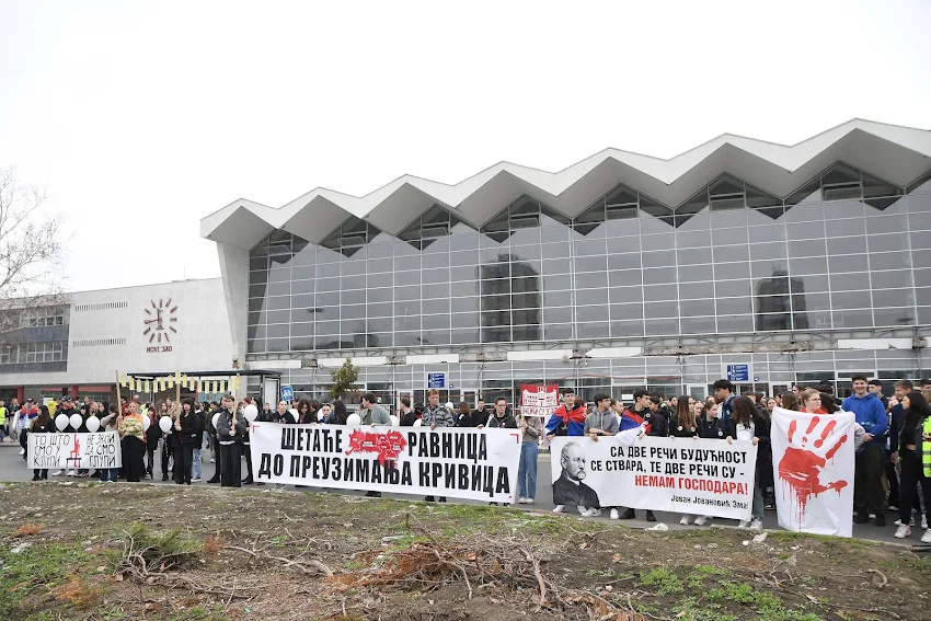 Protestna šetnja novosadskih srednjoškolaca