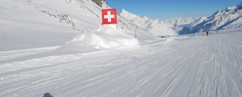 Croce bianca sulla neve di MORENO ANTOGNOLI