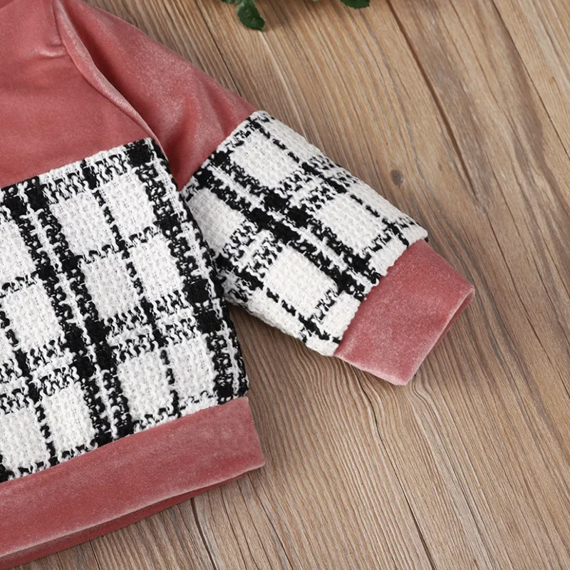Schattig baby meisjes pakje met ruitjesprint en rok. Stijlvol en comfortabel voor speciale gelegenheden. Een must-have!