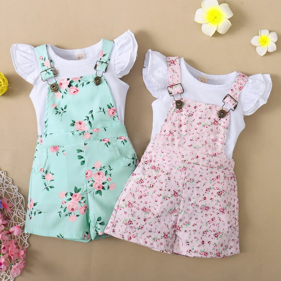 Zomerse set met een T-shirt met fladderende mouwen en een broek met bloemen bretels, ideaal voor een stijlvolle en comfortabele zomerlook.