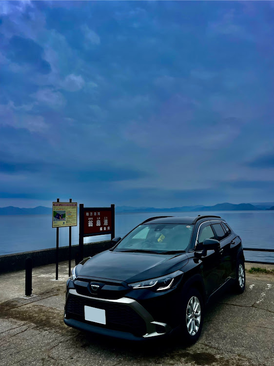 カローラクロスのカローラクロス乗りと繋がりたい・湖と愛車・湖畔にて・カローラクロス・桜と愛車に関するカスタム事例の投稿画像1枚目