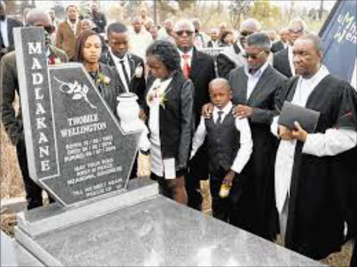 FINAL FAREWELL: Umhlobo Wenene FM presenters, Putco Mafani and Joe Lofafa bidding a final to colleague Thobile "Bra Thobo" Madlakane in Mbuqe Extention on Saturday. Picture: LOYISO MPALANTSHANE