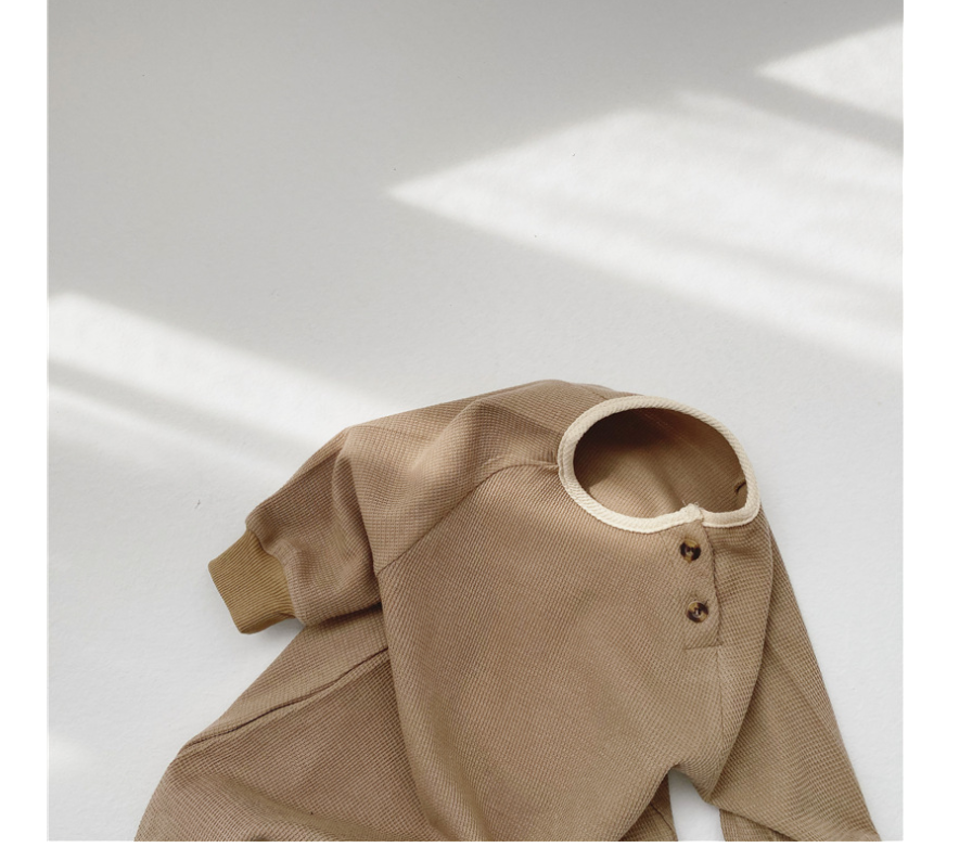 Barboteuse bébé confortable et simple à manches longues, idéale pour les nouveau-nés et les tout-petits, douce et pratique au quotidien.