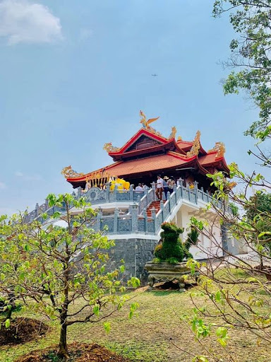 Không gian khuôn viên bên ngoài khu vực ngôi đền mới khá rộng với nhiều cây cối được trồng.