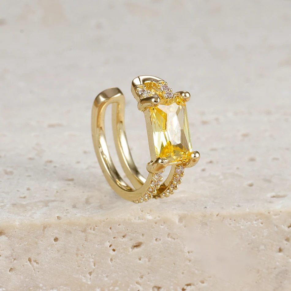 Brincos de zircônia com pingente de flor de seis pétalas, modernos e estilosos. Adicione um toque de sofisticação e beleza ao seu visual.