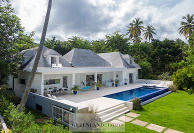 Seaside villa with pool and garden 4