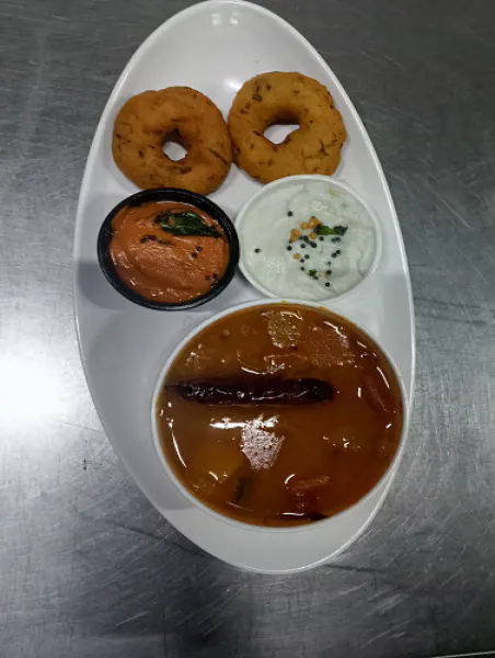 Sambar Vada [2 Pcs] With Chutney