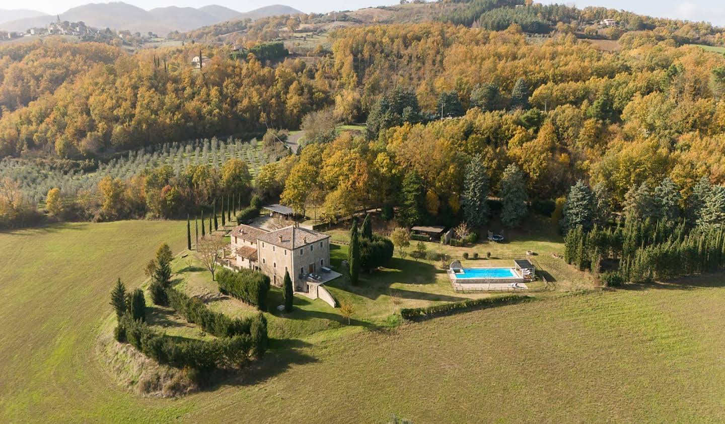 Corps de ferme avec jardin et piscine Baschi