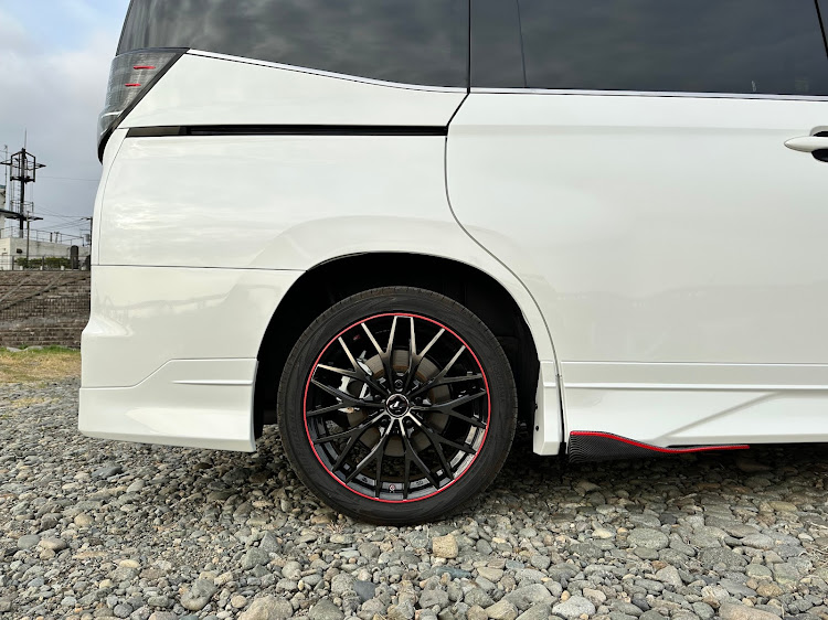 ヴォクシーのノーマル車高でも格好良いと言われたい！・i-tune FAMILY・ダウン風フェンダー、ローフォルムフェンダー、フェンダーモール、ダウンフォルム、オーバーフェンダーに関するカスタム事例の投稿画像4枚目