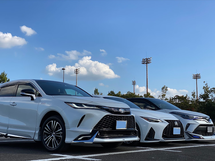 ハリアーの久々に投稿・オフ会・ありがとうございました！・白と黒の共演・挟まれた！に関するカスタム事例の投稿画像4枚目