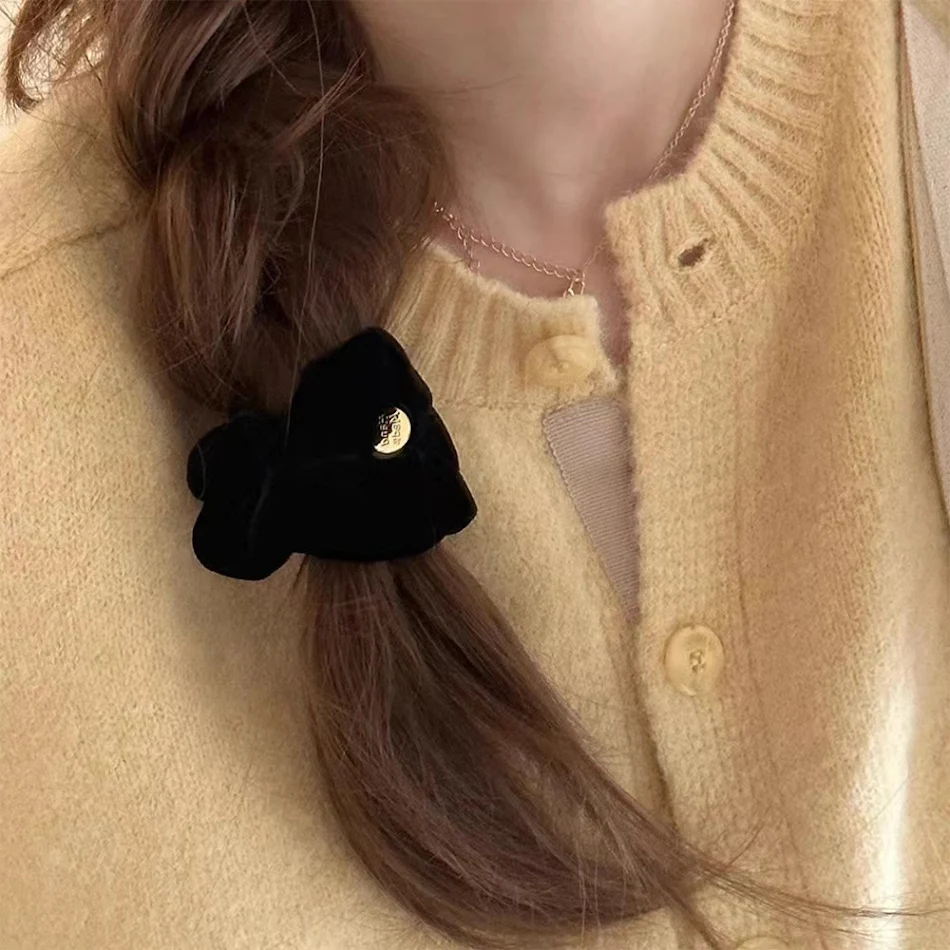 Luxe, eenvoudige haarring van zwart fluweel met een grote darm-look. Past overal bij en is perfect voor stijlvolle kapsels.