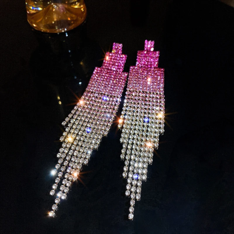 Brincos compridos de borla geométrica com strass prateados para mulheres. Adicione brilho e sofisticação ao seu visual.