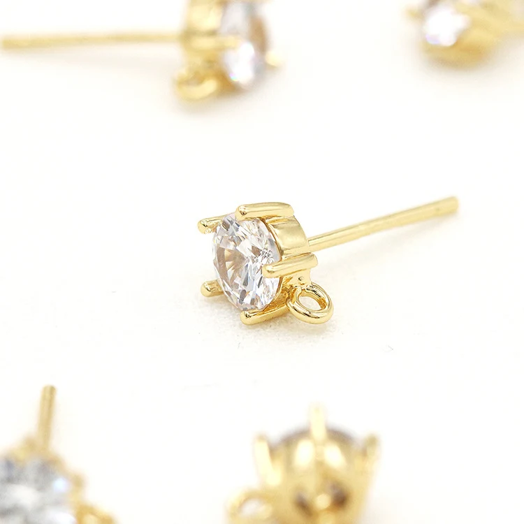 Boucles d'oreilles en argent avec fines pierres de zircon, accessoires élégants pour rehausser votre beauté avec éclat subtil et sophistication.
