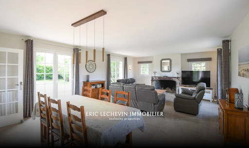 Dining room living room with fireplace in this luxury house for sale in Stella ($1,007,845 - 177 m²)