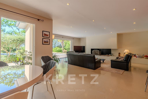 House with pool and garden 4