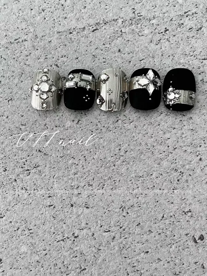 Korte nagelpatches voor herfst en winter, handig aan te brengen. Eenvoudige applicatie voor een perfecte en snelle manicure thuis. Modieuze ontwerpen.