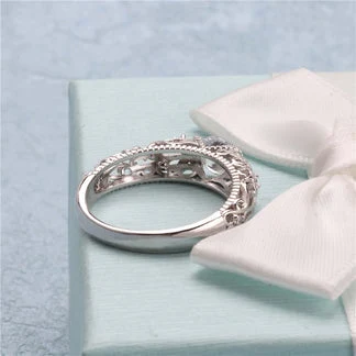 Anillo de diamantes hueco con patrón barroco, belleza deslumbrante en cada detalle, perfecto para un toque elegante y sofisticado.