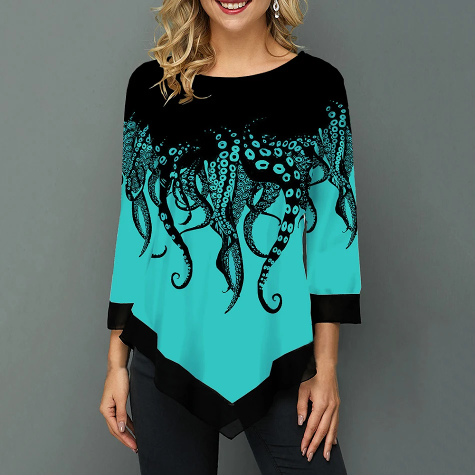 Camiseta cropped com mangas curtas e costura estampada. Perfeita para um visual casual e moderno. Conforto e estilo para o dia a dia.