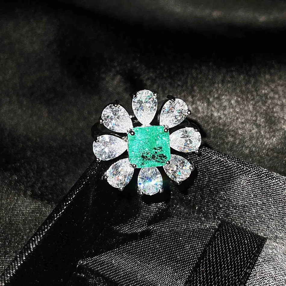 Collier en topaze bleu ciel et diamants high carbon pour femme. Un bijou raffiné pour une élégance intemporelle et un éclat unique.