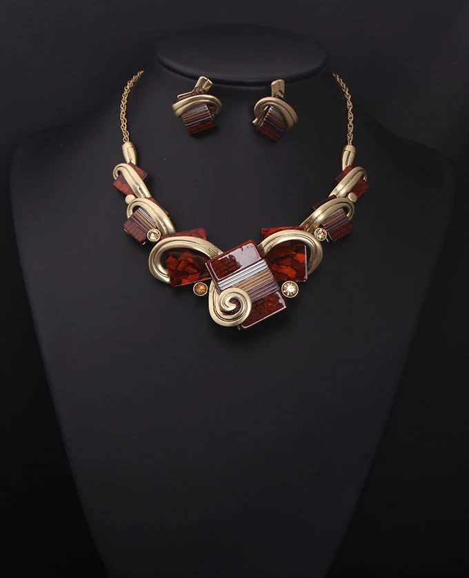 Ensemble de colliers exagérés européens et américains, géométrique carré, avec pierres précieuses et diamants, un bijou audacieux.