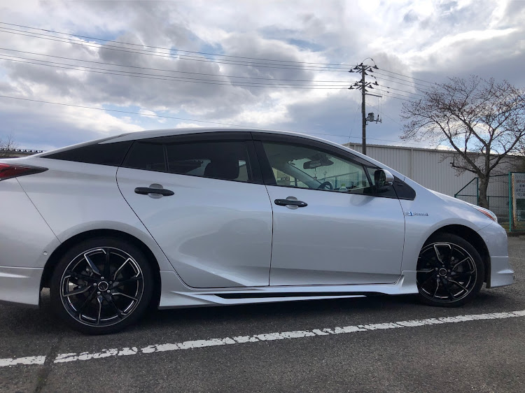 プリウスの初車検完了・コンビニ駐車場にて・会社の駐車場でコラボ・夏仕様♪・純正テールレンズ保証交換に関するカスタム事例の投稿画像5枚目