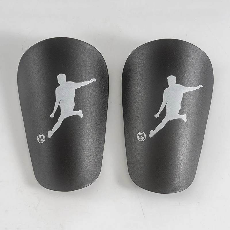 Protège-tibias de football mini imprimé Minimally Creative. Protection légère, design personnalisé et confort supérieur pour le football.