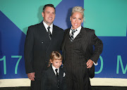  Carey Hart, Willow Sage Hart and Pink attend the 2017 MTV Video Music Awards at The Forum on August 27, 2017 in Inglewood, California. 