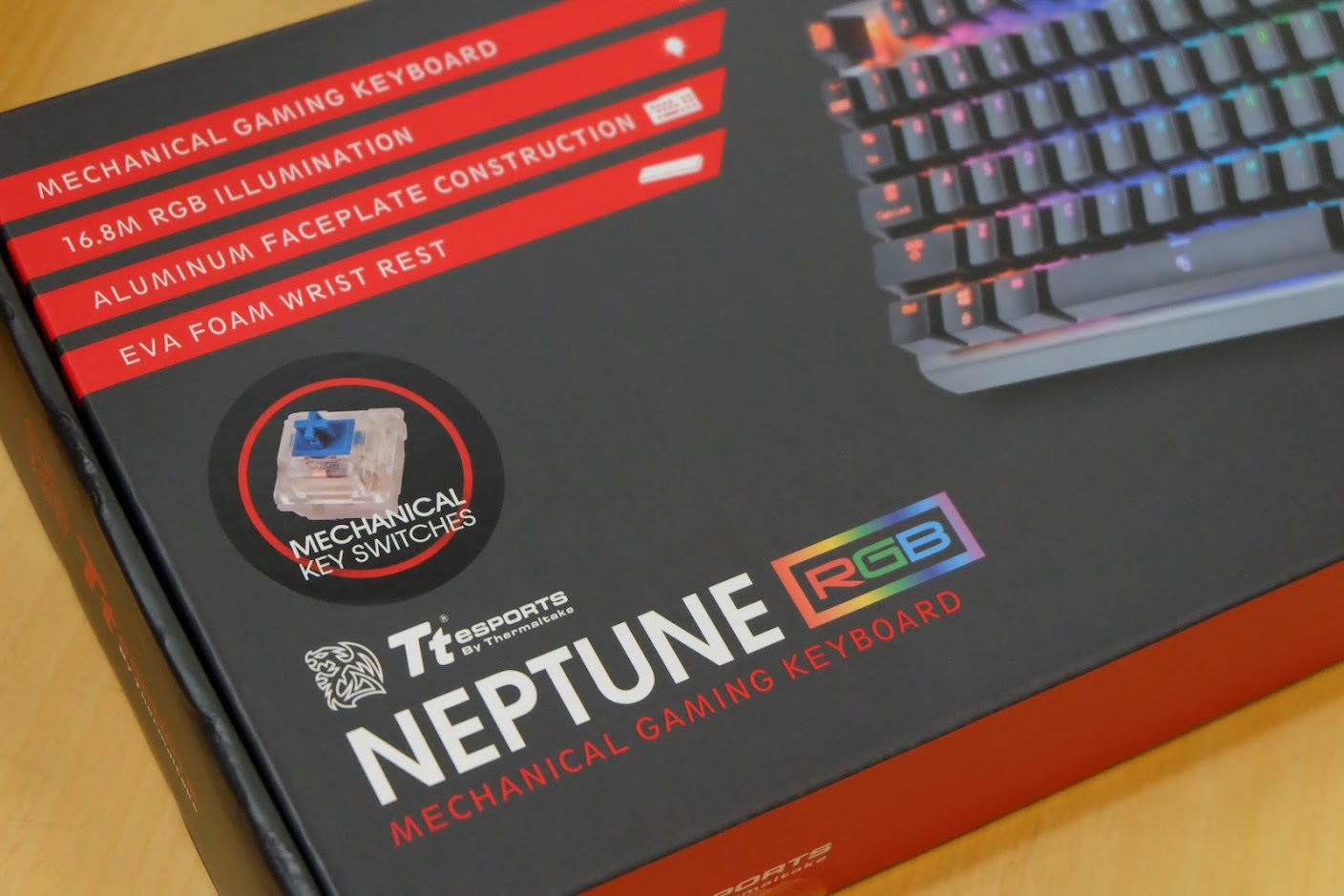 暗夜中的绚烂光芒 TT NEPTUNE RGB 曜越海王星 青轴机械键盘