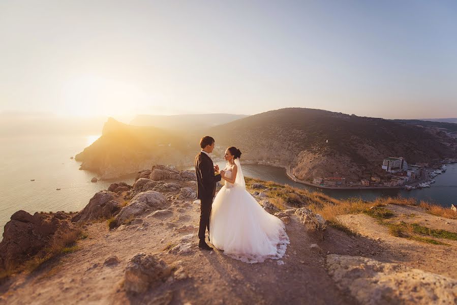 Fotógrafo de casamento Dmitriy Shishkov (dmitriyshi). Foto de 4 de janeiro 2015