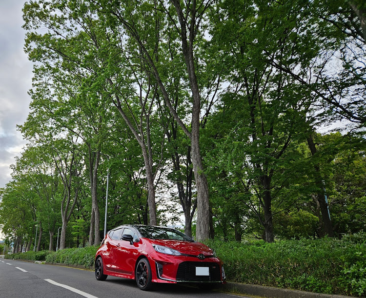 アクアの早朝洗車✨・大阪市内希少価値高めのスポット・ボンネット～左右フェンダー下地処理・AQUA8月でお別れ😢⤵⤵に関するカスタム事例の投稿画像1枚目
