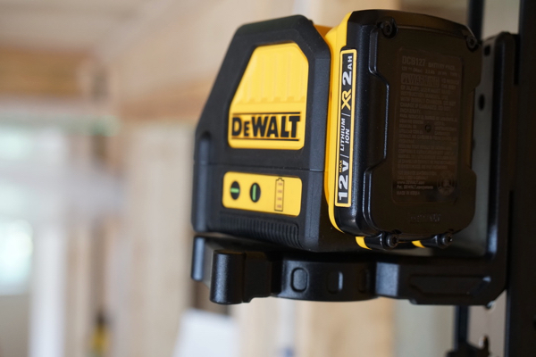 การเปรียบเทียบเลเซอร์สีเขียวแบบ Cross Line Dewalt กับ Bosch กับ Stabilia3