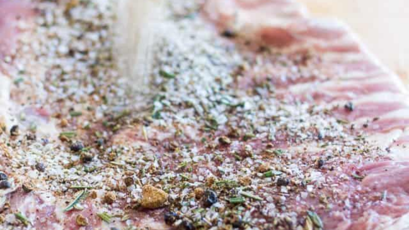 Tẩm ướp thịt với gia vị