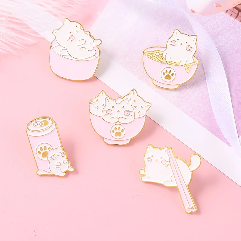 Broche Kitty Bol Chat Badge doré Badge M Accessoires de vêtements Corsage Épingle de col petit. Un accessoire félin élégant pour votre tenue.