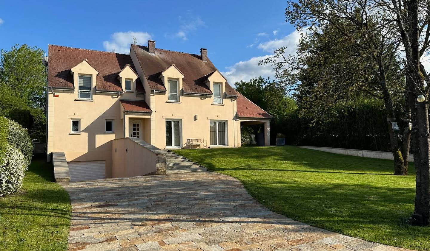 Villa with terrace Saint-Martin-la-Garenne