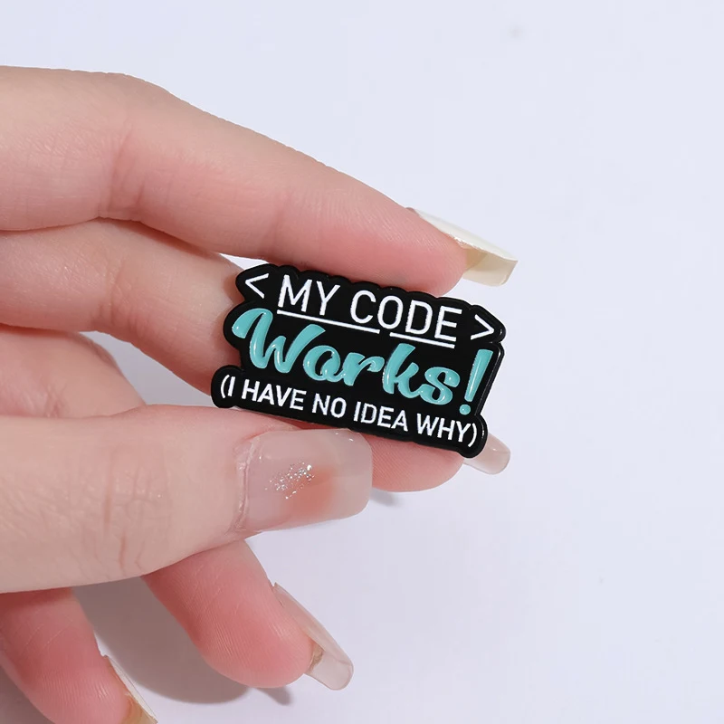 Persoonlijkheidsbroche met interessante Engelse letters en korte zinnen. Druk je stijl uit met deze unieke en charmante accessoire.