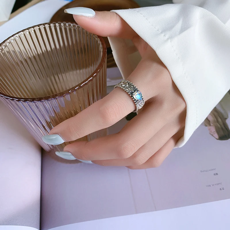 Bague S925 en argent sterling avec opale et motif en relief Dessert Spirit, bijou raffiné, cadeau idéal.