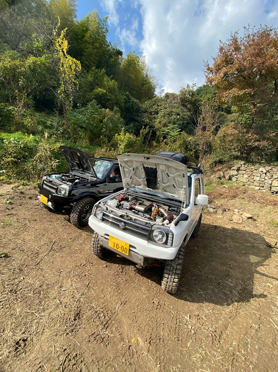 ジムニーのjimny jb23・プライベートキャンプ場・山と愛車・青空と愛車・エンジンルームに関するカスタム事例の投稿画像3枚目
