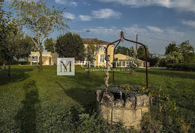 Vineyard with outbuildings 4