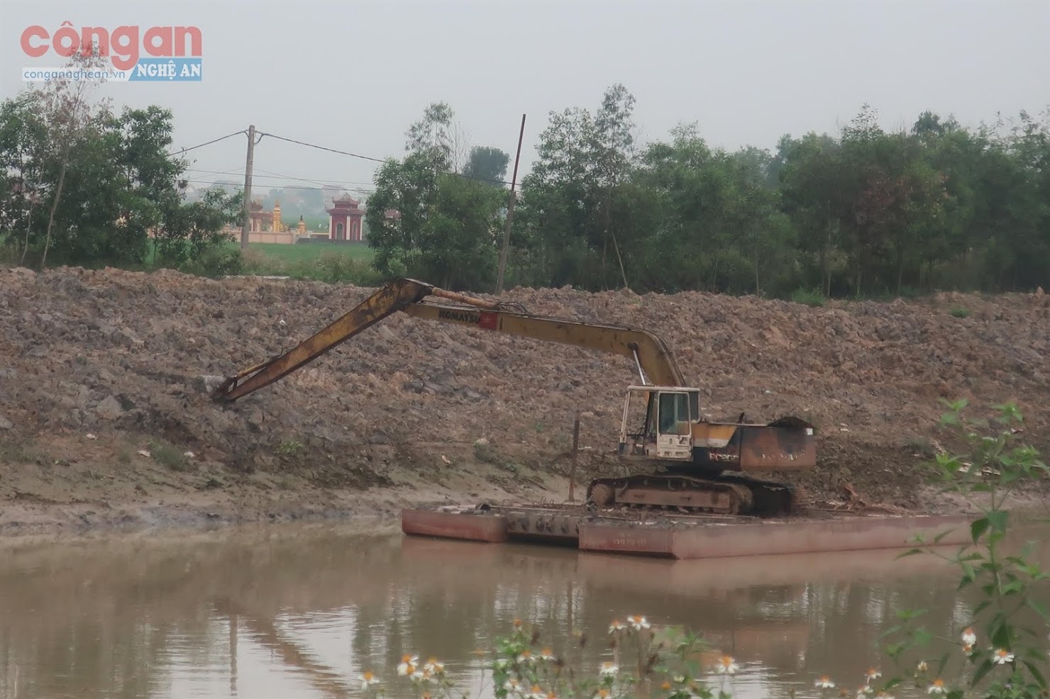 Kênh Vách Bắc, đoạn qua xã Đô Thành đang được nạo vét lòng kênh để chống hạn