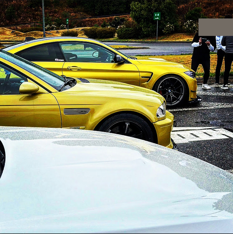 M4 クーペのオースチンイエローとフェニックスイエロー・黄色い車・黄色コラボ・E46M3・M4とM3に関するカスタム事例の投稿画像1枚目
